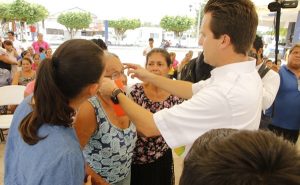 Encabeza Gaudiano la séptima entrega de lentes, a mujeres de Villa Pueblo Nuevo de las Raíces