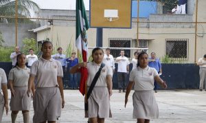 Participa Gaudiano en honores a la bandera con estudiantes de Casa Blanca 1ª sección