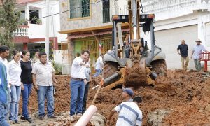 Supervisa Gaudiano introducción de drenaje y pavimentación en calle Jalapa, de la colonia Atasta