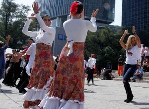 Bailan flamenco frente al Ángel de la Independencia