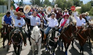 Participa Moreno Valle en cabalgata con el gobernador de Durango