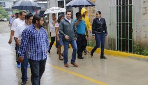 Inaugura Gaudiano calle Galeana, en colonia Miguel Hidalgo, donde antes introdujo el drenaje