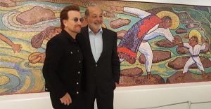 Bono se pasea en el museo Soumaya antes de su concierto en CDMX