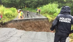 Reporta Policía Federal cierre por hundimiento y deslave en carretera Paso del Toro-Acayucan