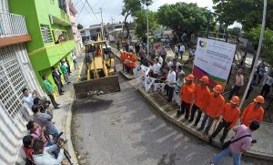 Reconstruye Centro pavimento con concreto hidráulico en la colonia Mayito