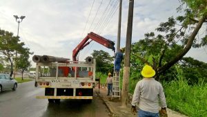 Retiran postes de compañías que destruyen la infraestructura urbana en Villahermosa
