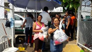 Distribuye Centro ropa nuevas donadas por SHCP a colonos afectados por precipitaciones atípicas