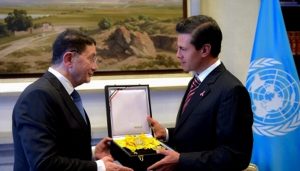 Condecora Peña Nieto a titular de Organización Mundial de Turismo con Orden del Águila Azteca