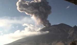 Exhalación del Popocatépetl este domingo alcanza los dos kilómetros de altura