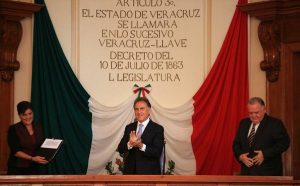 Entrega Yunes Linares al Congreso iniciativa para crear el Sistema Estatal Anticorrupción