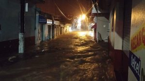 Desborda rio e inunda Pichucalco, Chiapas