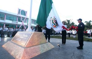 Enaltecen espíritu de mexicanidad en Puerto Morelos con inauguración de asta bandera