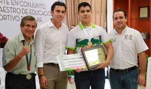 Remberto Estrada entrega el premio al mérito deportivo 2017