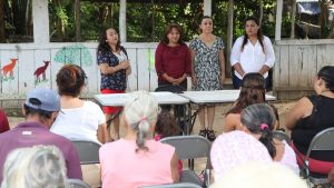 Entrega DIF Puerto Morelos becas a madres adolecentes