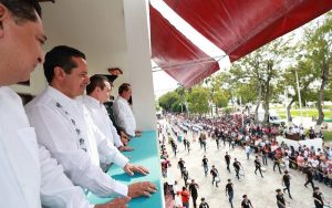 Preside Carlos Joaquín el desfile conmemorativo del CVII Aniversario de la Revolución Mexicana
