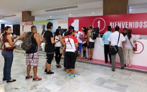 Inicia fiesta internacional deportiva en Cancún con la entrega de kits a maratonistas