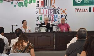 Deleita Carlos Bracho con un festín inacabable de poemas en la UJAT
