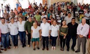 Entrega Gaudiano apoyos para mejorar vida de las familias de Centro