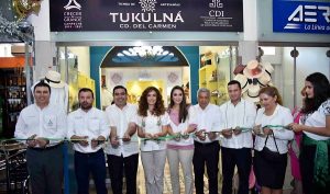 Christelle Castañón de Moreno inaugura tienda Tukulná en aeropuerto internacional en Carmen