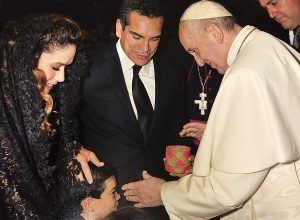 Alejandro Moreno entrega obsequios elaborados por artesanos campechanos al Papa Francisco