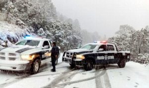 Acumulación de nieve genera cierres carreteros en Coahuila y Nuevo León