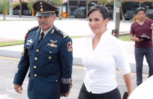 Atestigua Laura Fernández toma de protesta al nuevo comandante del 64 Batallón de Infantería