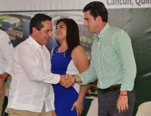 Atestigua Remberto Estrada colocación de la piedra de la Universidad de Quintana Roo