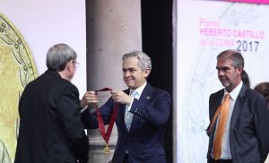 Entrega GCDMX “Premio Heberto Castillo 2017” al doctor Lourival Domingos Possani Postay