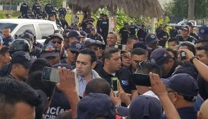 Llevará Carlos Toledo inconformidad de policías de Playa del Carmen al Congreso