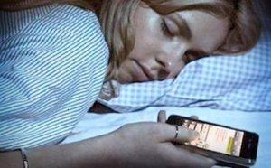 Dormir con el celular cerca provoca graves daños a la salud