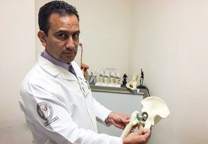 Prótesis de cadera y rodilla mejoran calidad de vida de los pacientes