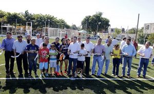 Inaugura Gaudiano parque con juegos infantiles y cancha de fútbol 7
