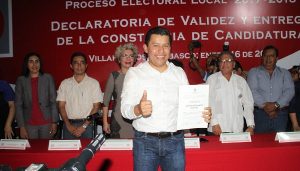 Recibe Adrián Hernández Balboa constancia como candidato a edil de Centro