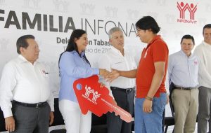 Atestigua Casilda Ruiz entrega de beneficios del INFONAVIT