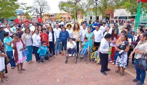 Inaugura Christelle Castañón de Moreno módulo de juegos infantiles inclusivos en Calkiní