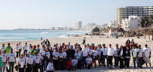 Encabeza Remberto Estrada limpieza de playas públicas en Cancún