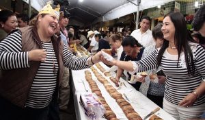 Cientos de familias se unen para disfrutar rosca de Reyes en el Centro Histórico