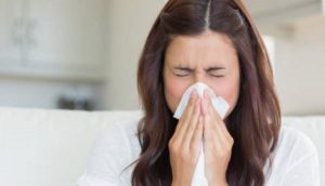 Médicos advierten riesgo de perforar la faringe si se reprime estornudo