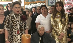 Thalía y Laura Zapata juntas en los 100 años de su abuelita Eva