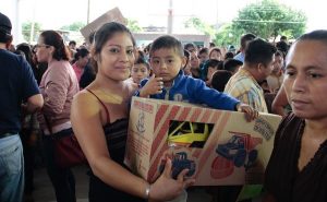 Lleva DIF Centro regalos y sonrisas a niños de la zona indígena chontal