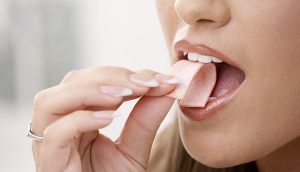 Masticar chicle luego de una cirugía de colon​ puede ayudar a la recuperación