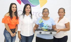 Entrega apoyos la alcaldesa de Centro a mujeres de Anacleto Canabal 3ª sección