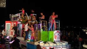 Disfrutan Cuarto Gran Desfile del Carnaval de Veracruz