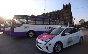 Arrancan en CDMX nuevos buses para Eje 5 y 6 Sur y taxis híbridos