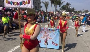 Lucen bastoneras trajes multicolores en el segundo desfile del Carnaval de Veracruz 2018