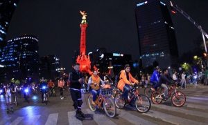 Asisten 55 mil personas a paseo nocturno en bicicleta en CDMX