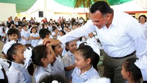 Enseñar con amor es el mejor trabajo en Yucatán: Rolando Zapata Bello