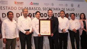 Entrega Salud Medalla al Mérito Odontológico en Tabasco