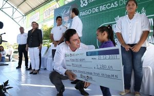 Primordial atención integral a beneficiados en el programa de becas: Remberto Estrada