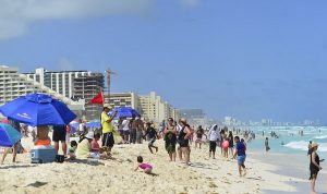 Refuerza Protección Civil vigilancia en las playas públicas de Cancún por arribo masivo de bañistas